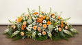 Coussin Premium – Dominante blanche, nuances d'orange doux et touches de vert