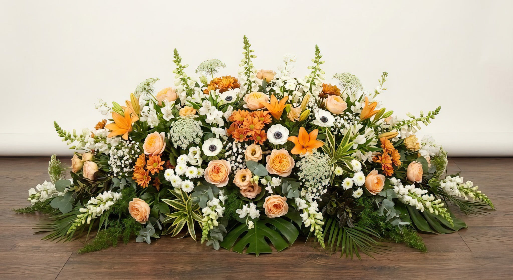 Coussin Premium – Dominante blanche, nuances d'orange doux et touches de vert