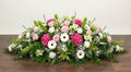 Coussin Premium – Dominante blanche, nuances de rose doux et touches de vert