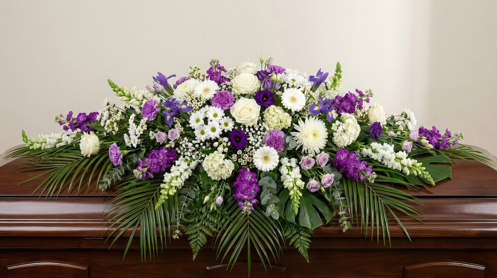 Raquette funéraire – Dominante blanche, touches de violet
