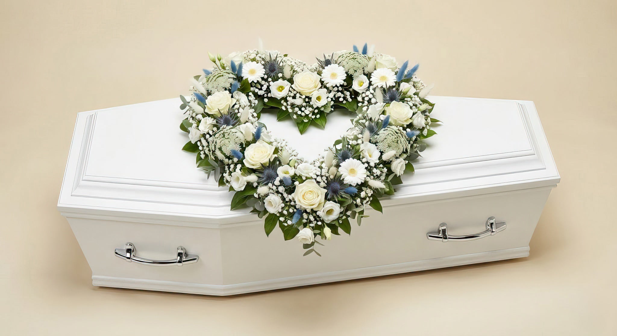 Cœur ajouré fleuri – Gamme Enfants – Dominante blanche, touches de bleu