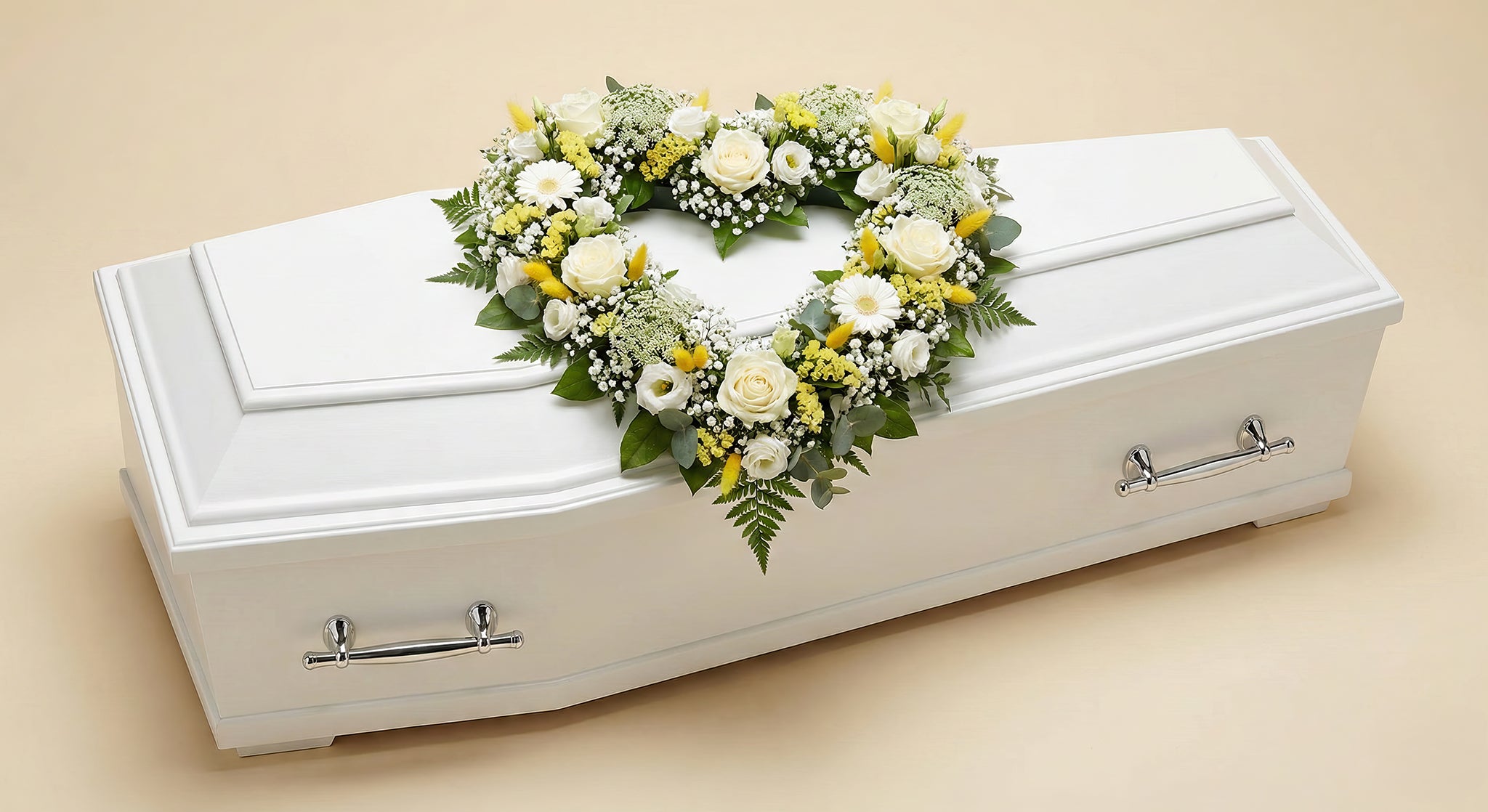 Cœur ajouré fleuri – Gamme Enfants – Dominante blanche, touches de jaune