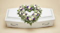 Cœur ajouré fleuri – Gamme Enfants – Dominante blanche, touches de violet