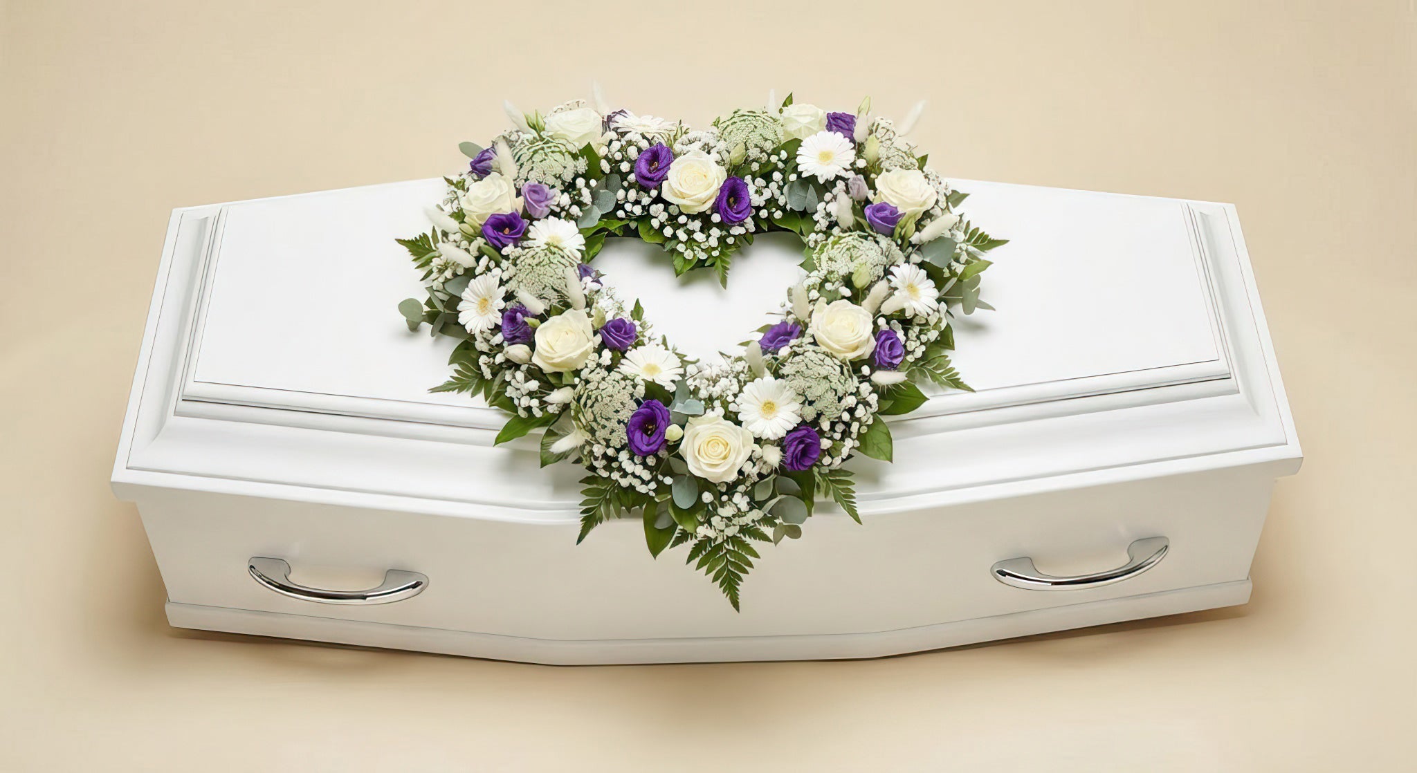 Cœur ajouré fleuri – Gamme Enfants – Dominante blanche, touches de violet