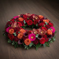 Couronne florale – Dominante rouge, nuances de bordeaux et d’orange