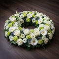 Couronne florale – Dominante blanche, nuances de vert