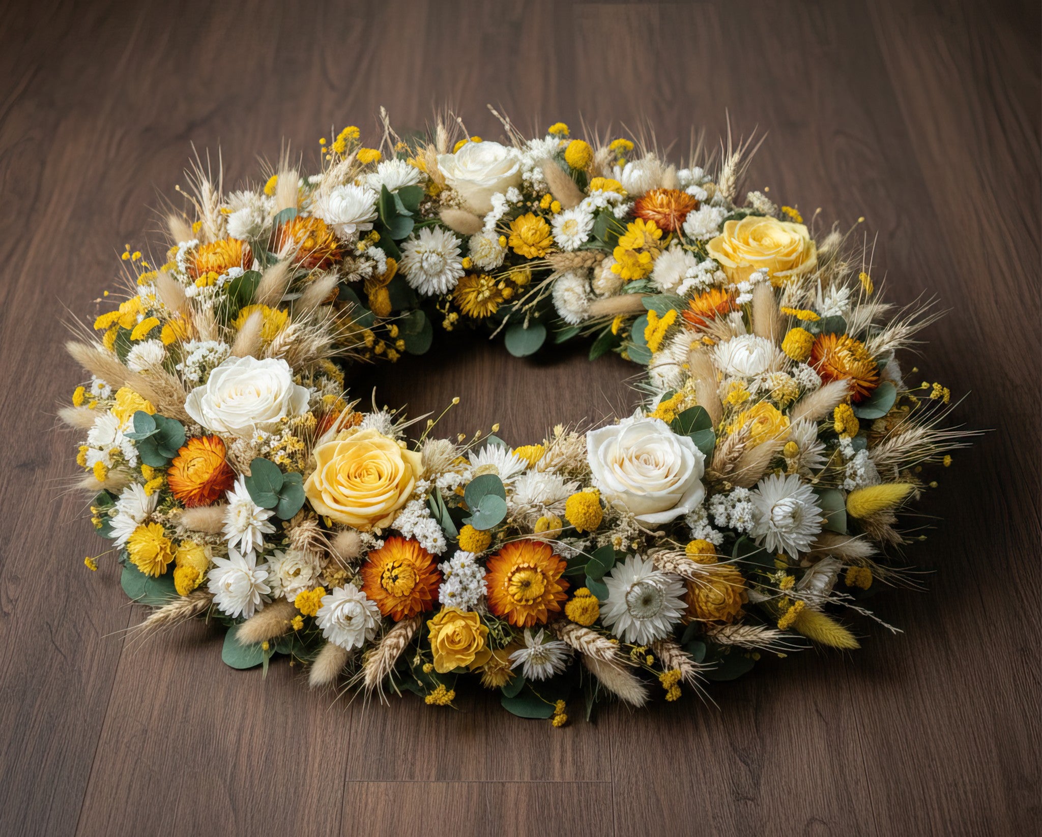 Couronne en fleurs séchées et stabilisées – Mélange de tons chauds, nuances de jaune, blanc et d’orange