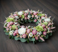 Couronne en fleurs séchées et stabilisées – Dominante rose, nuances de vert et blanc