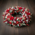 Couronne en fleurs séchées et stabilisées – Dominante rouge, nuances naturelles et touches de rose