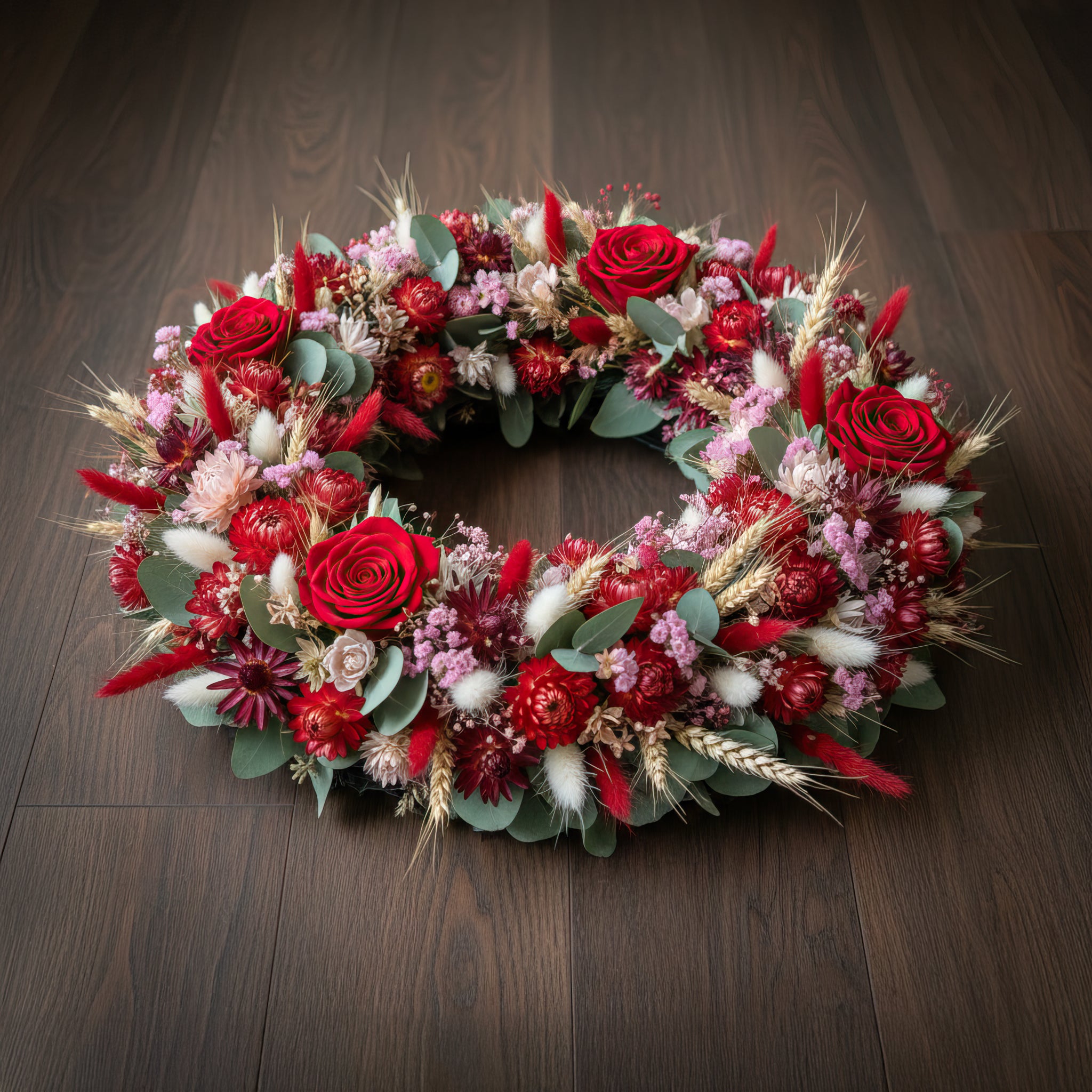 Couronne en fleurs séchées et stabilisées – Dominante rouge, nuances naturelles et touches de rose