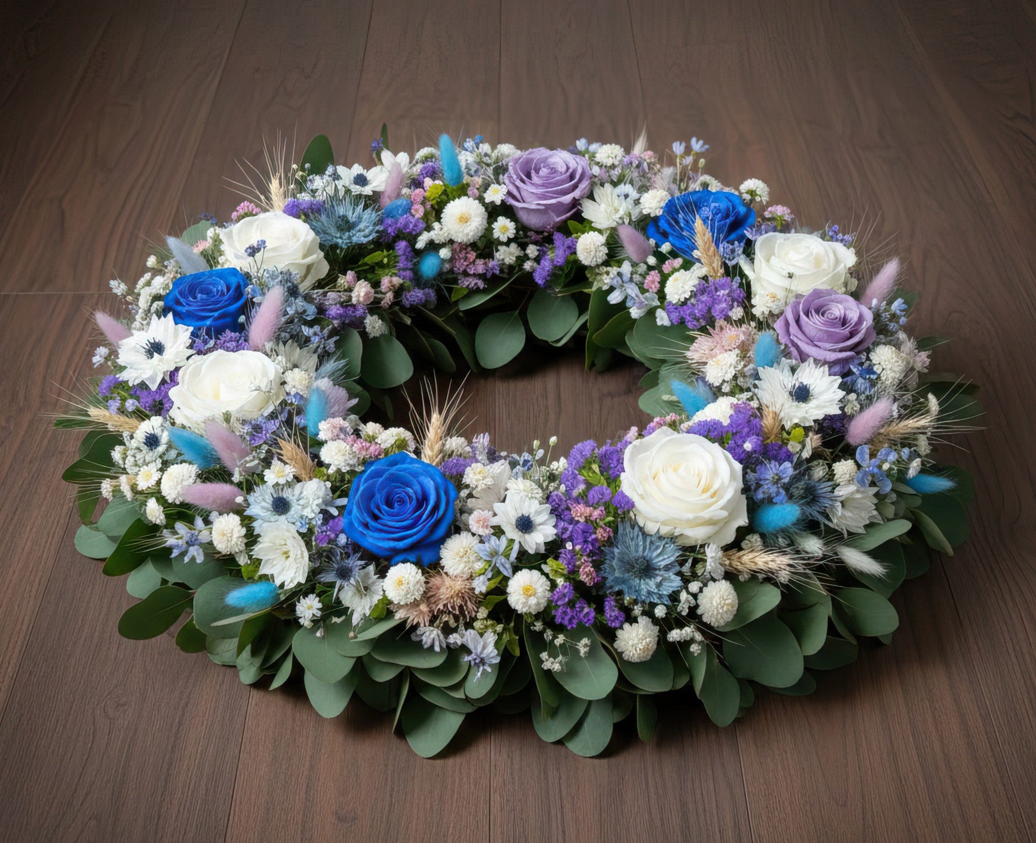 Couronne en fleurs séchées et stabilisées – Mélange de tons froids, nuances de bleu, violet et blanc