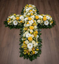 Croix florale – Dominante blanche, nuances de jaune