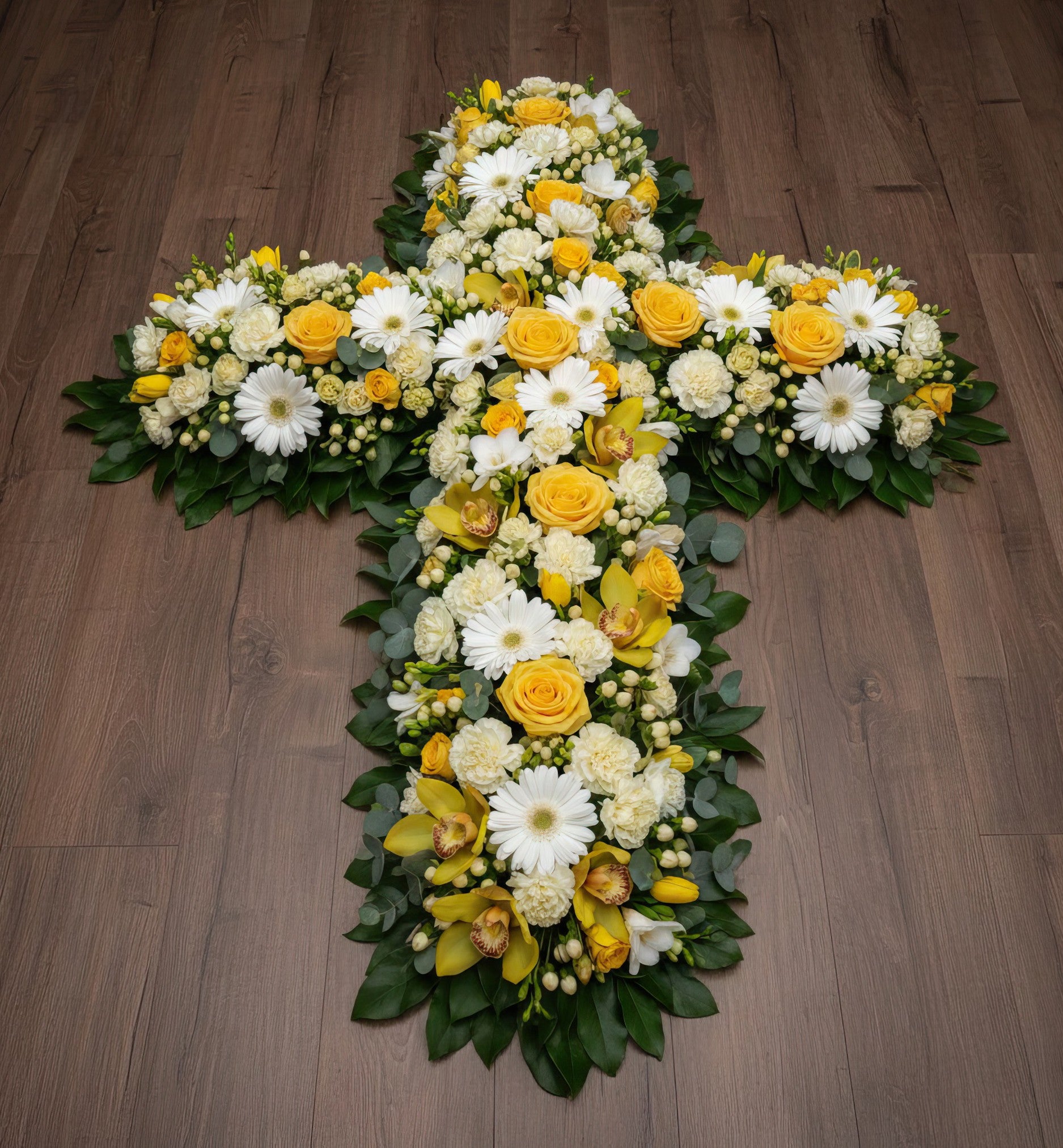 Croix florale – Dominante blanche, nuances de jaune