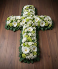 Croix florale – Dominante blanche, nuances de vert