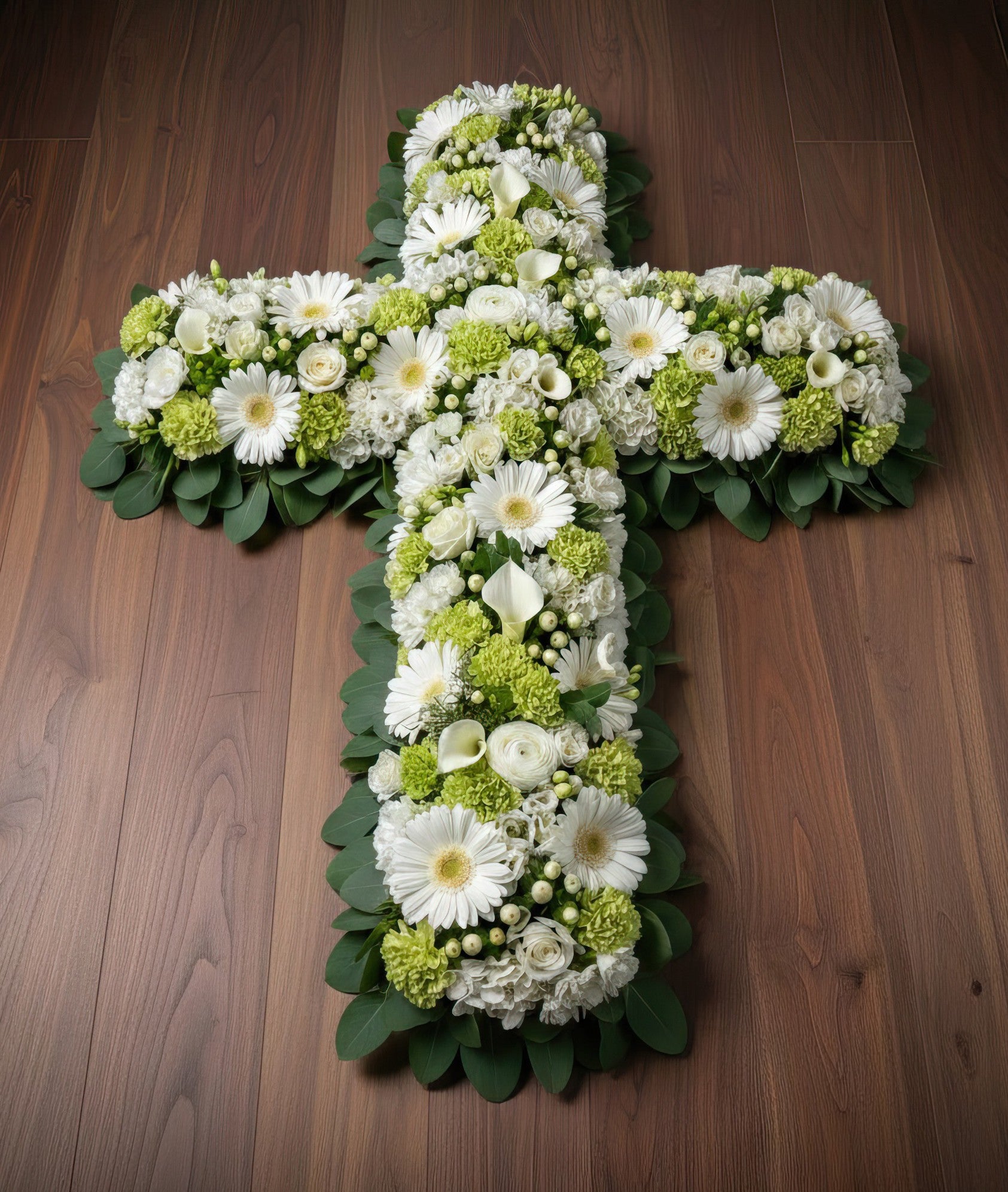 Croix florale – Dominante blanche, nuances de vert