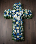 Croix florale – Dominante blanche, nuances de bleu