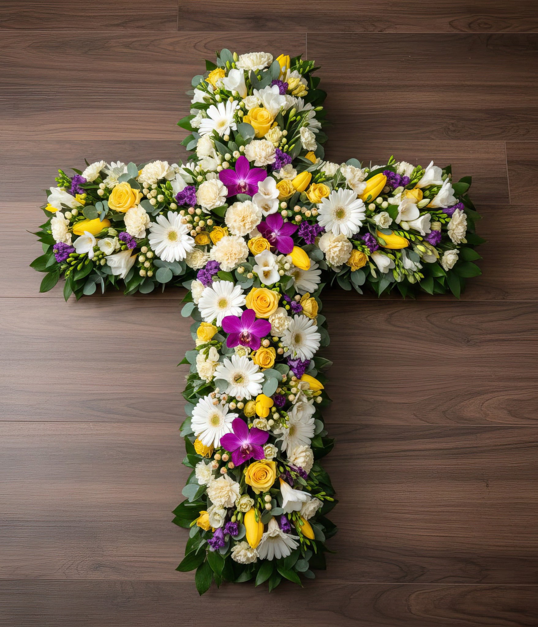 Croix florale – Dominante blanche, nuances de jaune et touches de violet