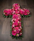Croix florale – Camaïeu de roses aux tonalités chaleureuses