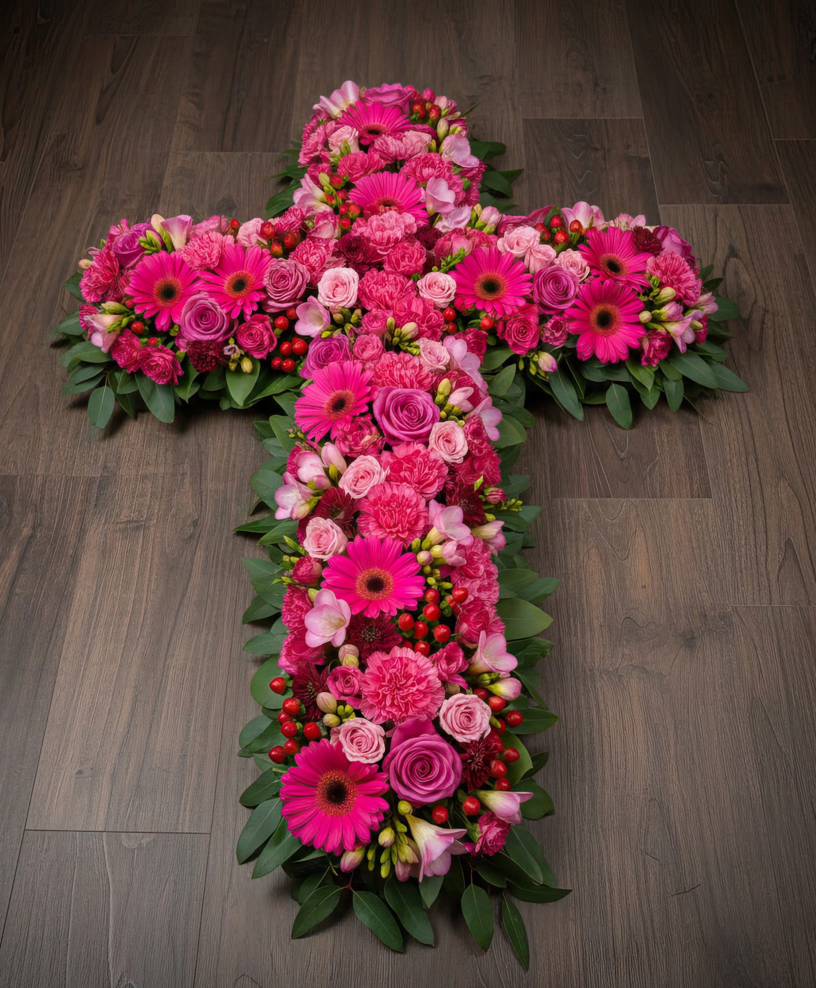 Croix florale – Camaïeu de roses aux tonalités chaleureuses