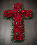 Croix florale – Exclusivement de roses rouges