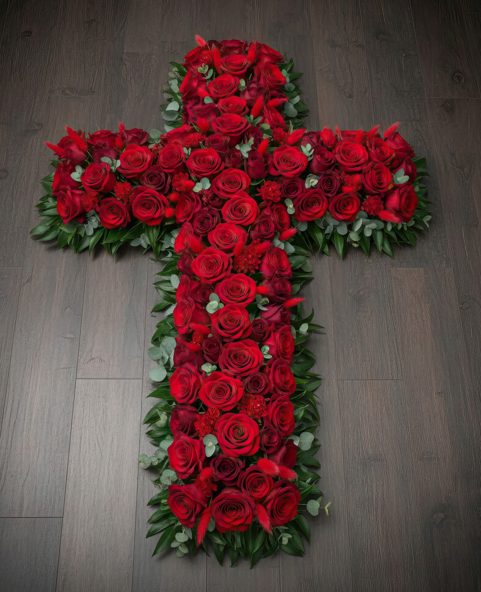 Croix florale – Exclusivement de roses rouges