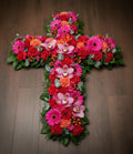 Croix florale – Dominante rouge, nuances de rose et d’orange