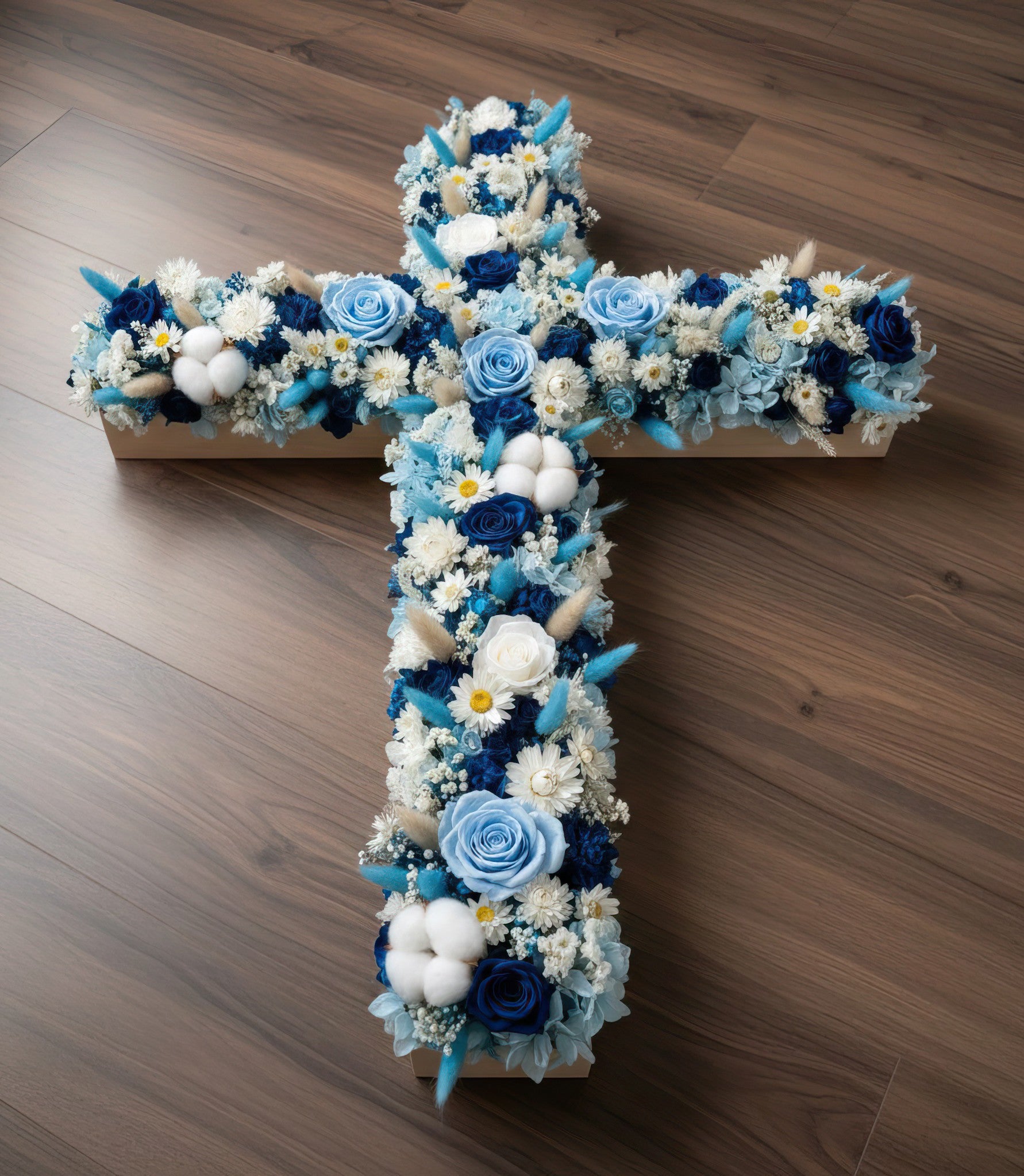Croix en fleurs séchées et stabilisées – Dominante bleue, nuances de blanc