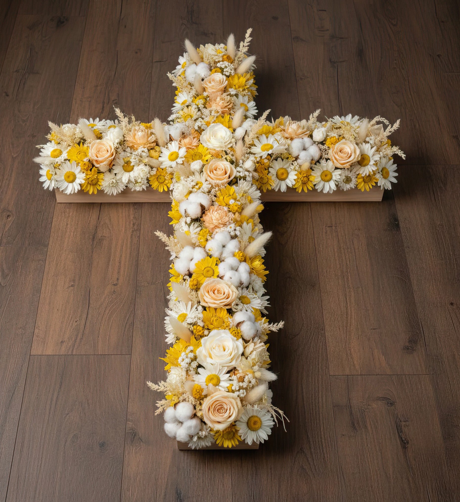 Croix en fleurs séchées et stabilisées – Dominante jaune, nuances de blanc