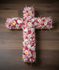 Croix en fleurs séchées et stabilisées – Dominante rose, nuances de blanc