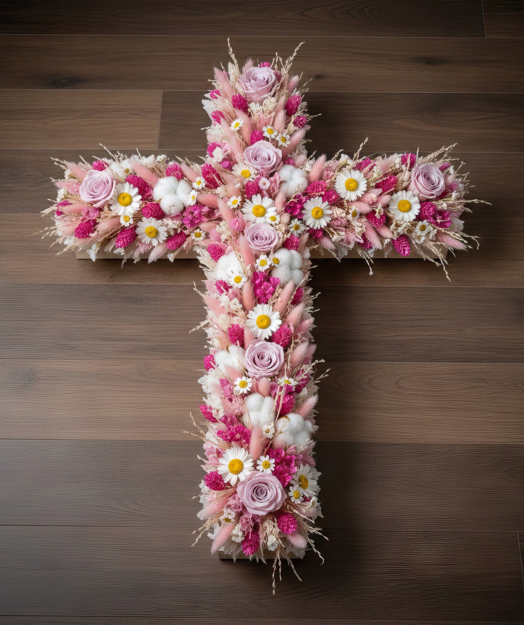 Croix en fleurs séchées et stabilisées – Dominante rose, nuances de blanc