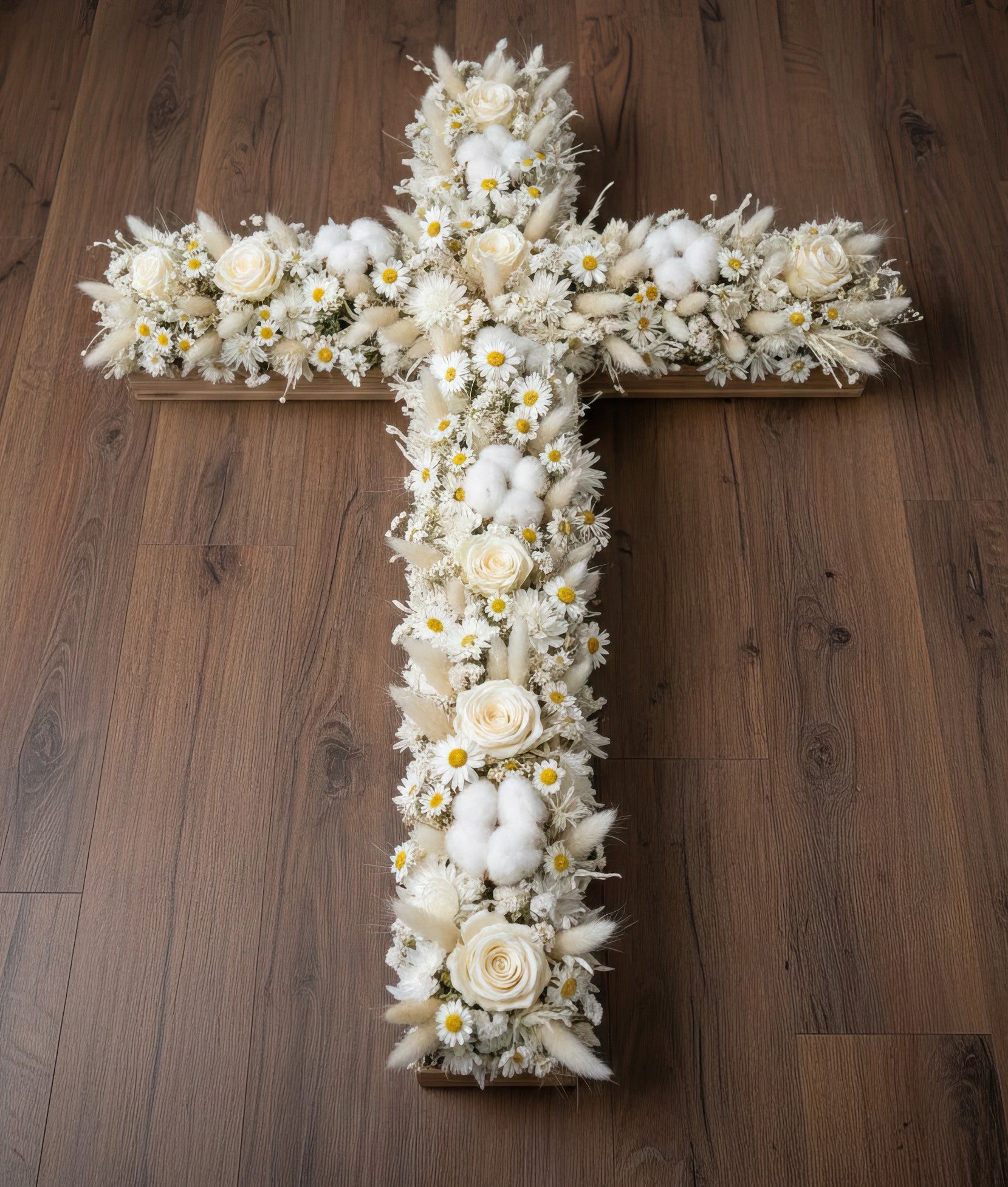 Croix en fleurs séchées et stabilisées – Dominante blanche, nuances naturelles