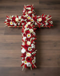 Croix en fleurs séchées et stabilisées – Dominante rouge, nuances de blanc