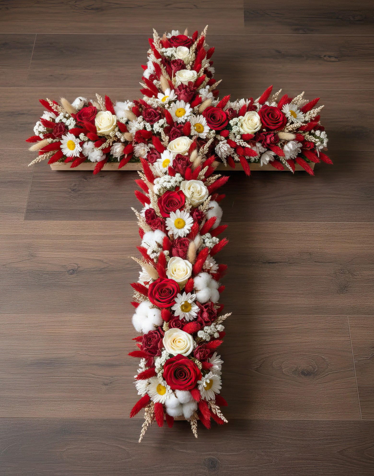 Croix en fleurs séchées et stabilisées – Dominante rouge, nuances de blanc