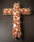 Croix en fleurs séchées et stabilisées – Dominante orange, nuances de blanc