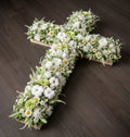 Croix en fleurs séchées et stabilisées – Dominante blanche, nuances de vert