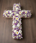 Croix en fleurs séchées et stabilisées – Dominante blanche, nuances de violet