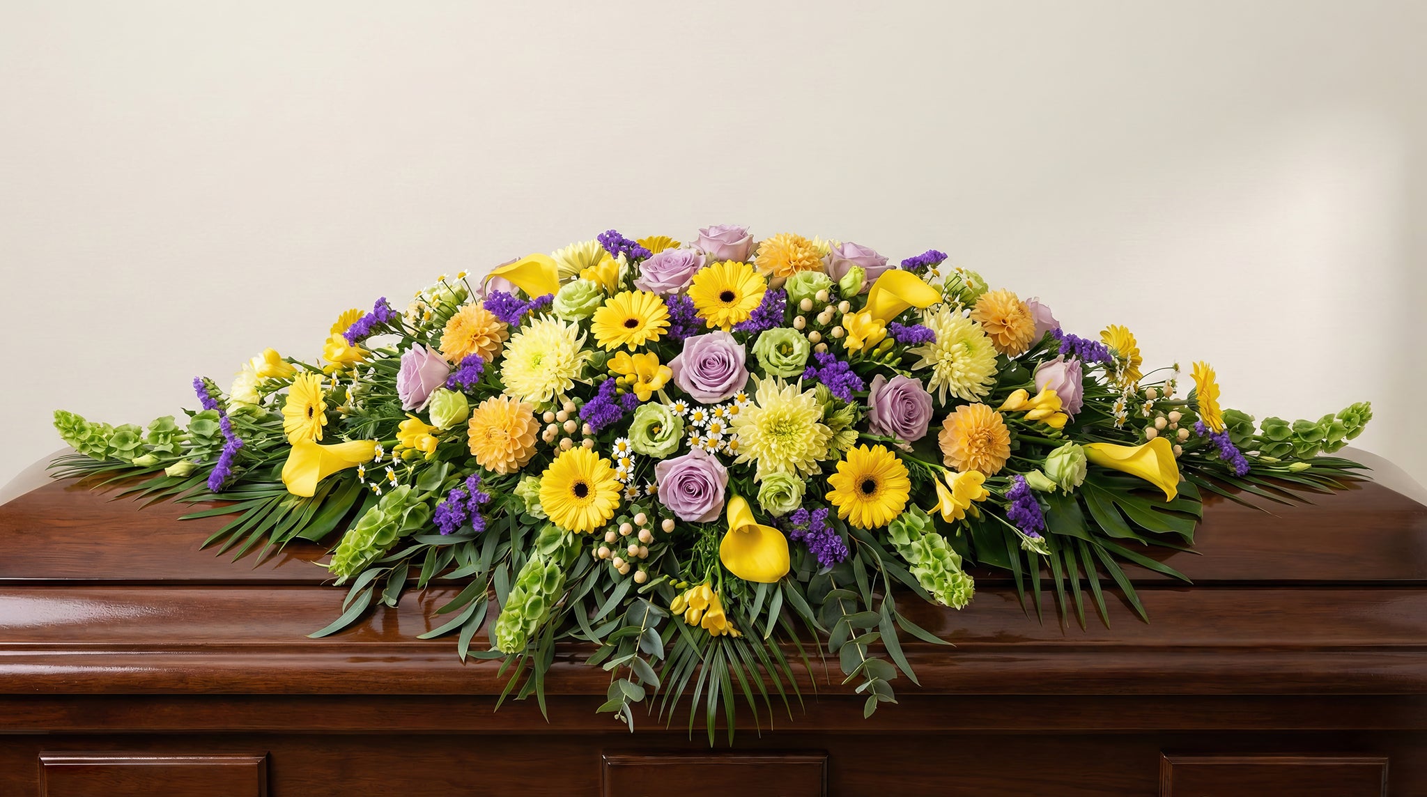 Raquette funéraire – Dominante jaune, touches de violet