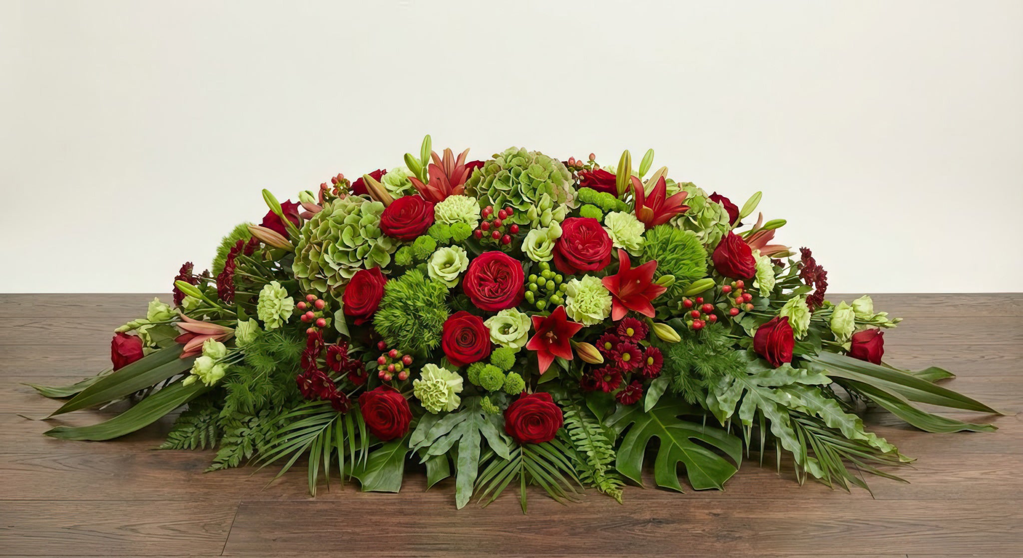 Coussin Premium – Dominante verte, nuances de rouge