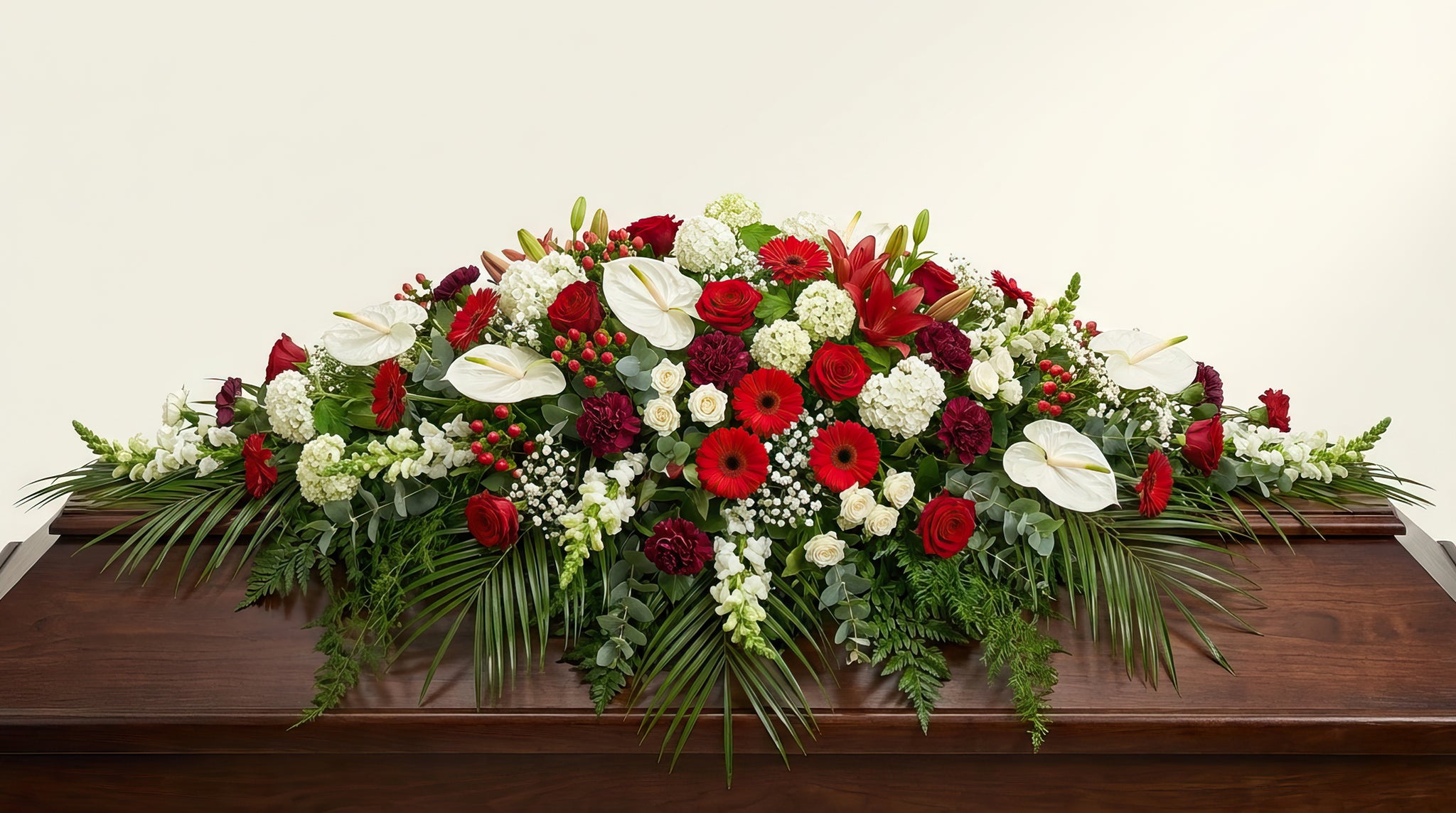 Raquette funéraire – Dominante rouge, touches de blanc