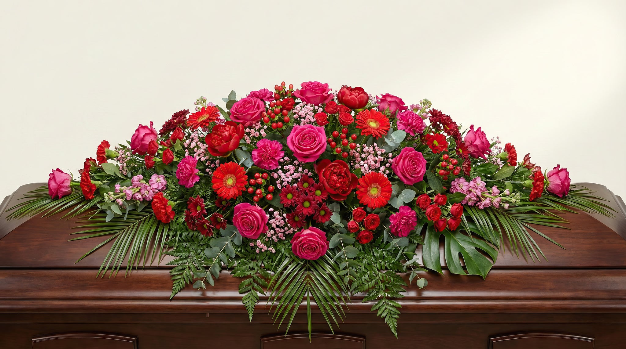 Raquette funéraire – Dominante rouge, touches de rose