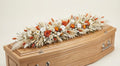 Dessus de cercueil – Gamme Enfants – Fleurs séchées et stabilisées – Tons naturels, blanc et orange