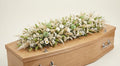 Dessus de cercueil – Gamme Enfants – Fleurs séchées et stabilisées – Tons naturels, blanc et vert