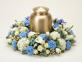 Urne florale – Dominante blanche, nuances de bleu